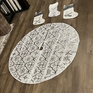 NEW Silver and White 48” Christmas Tree Skirt and Stockings Set